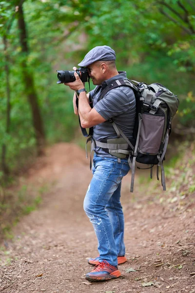 Viagem Profissional Fotógrafo Natureza Caminhadas Nas Florestas Com Mochila Grande — Fotografia de Stock