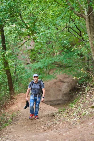 Professionele Reis Natuurfotograaf Wandelen Bossen Met Grote Rugzak Camera — Stockfoto