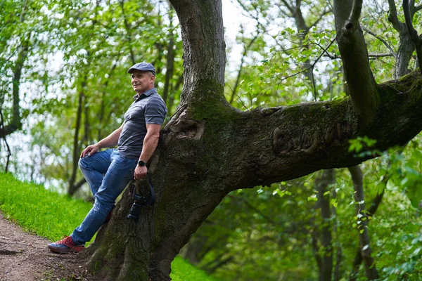 Professionell Natur Och Resor Fotograf Med Kamera Fotografering Skogen Bergen — Stockfoto