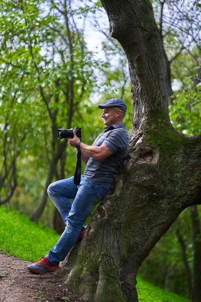 Professioneller Natur Und Reisefotograf Mit Kamerafahrt Den Waldbergen — Stockfoto