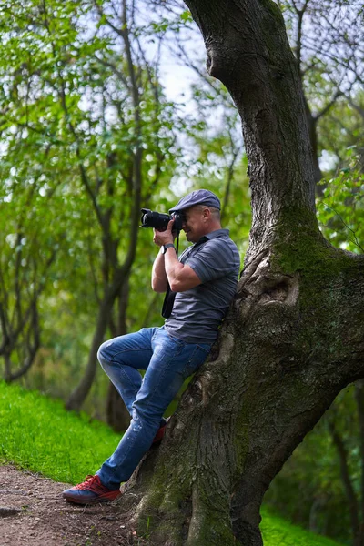 专业自然和旅行摄影师与相机在森林山区拍摄 — 图库照片