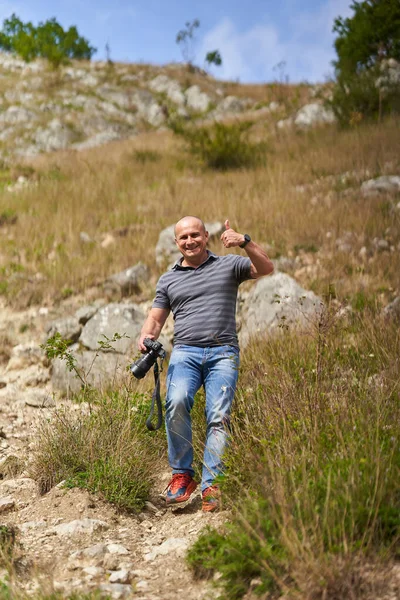 Professionell Natur Och Resor Fotograf Med Kamera Fotografering Skogen Bergen — Stockfoto