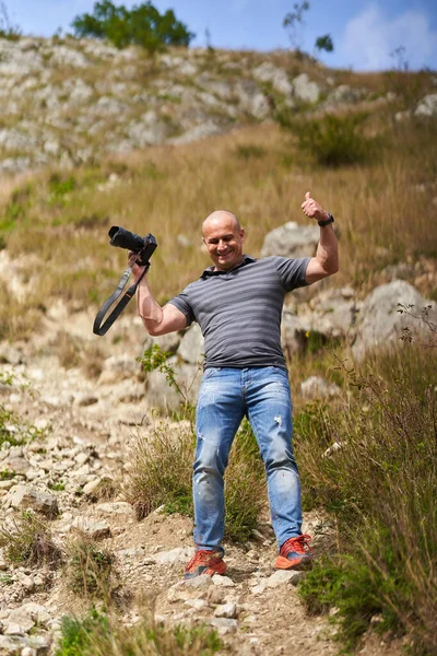 Fotógrafo Profissional Natureza Viagens Com Câmera Fotográfica Nas Montanhas Floresta — Fotografia de Stock