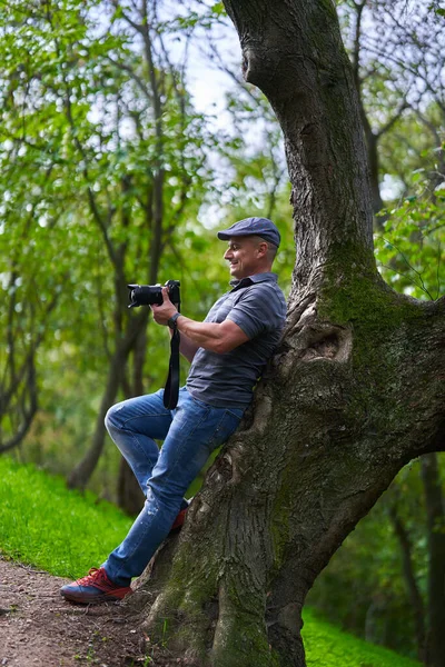 Orman Dağlarında Fotoğraf Çeken Profesyonel Doğa Seyahat Fotoğrafçısı Stok Resim