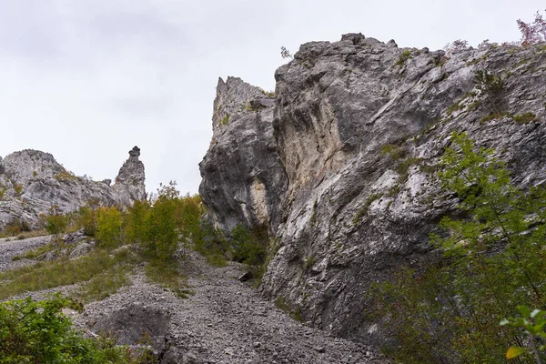 Landskap Med Steniga Berg Och Skogar Början Hösten — Stockfoto