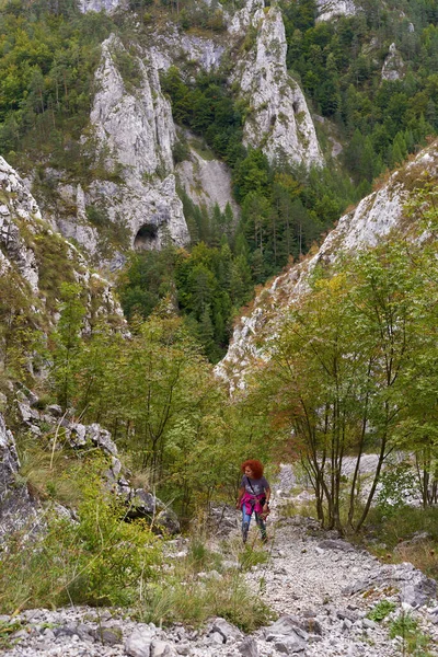 Turistka Kudrnatými Vlasy Kamerou Turistika Strmé Stezce Horách — Stock fotografie