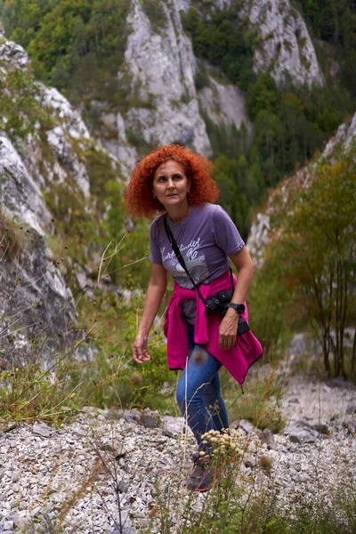 Touristin Mit Lockigem Haar Wandert Mit Kamera Auf Steilem Pfad — Stockfoto
