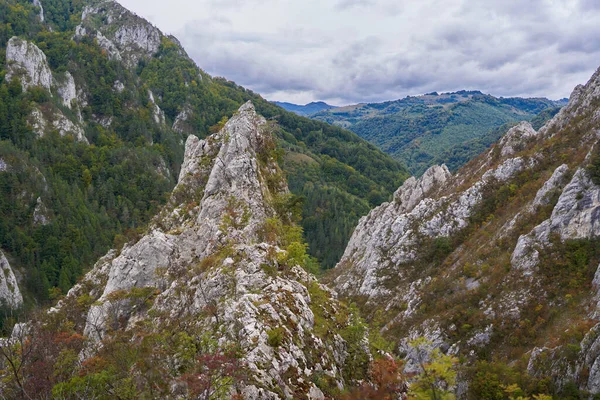 Paisaje Con Montañas Rocosas Bosques Principios Otoño — Foto de Stock