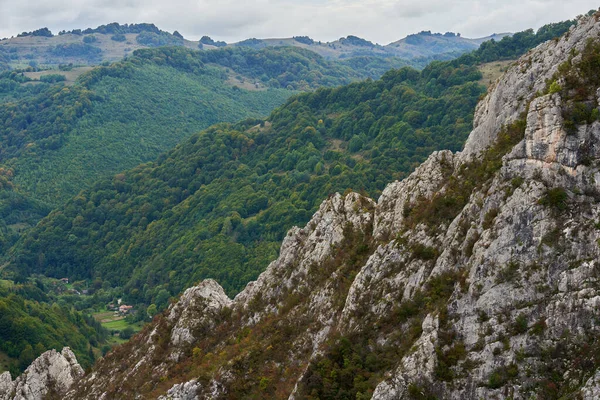 秋の初めに岩の多い山や森の風景 — ストック写真