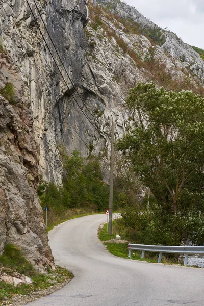 Camino Asfalto Sinuoso Vacío Que Las Montañas Fotos de stock libres de derechos