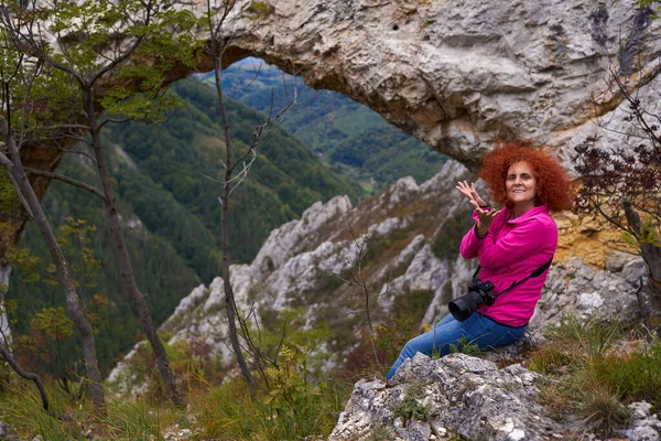 Wanderin Mit Kamera Ruht Einem Natürlichen Felsportal Den Bergen — Stockfoto