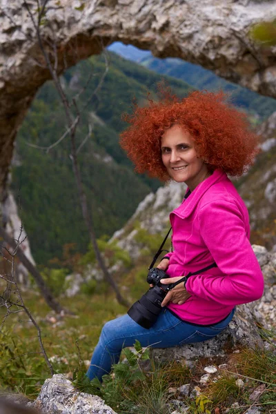 Жінка Пішки Камерою Відпочиває Біля Природного Рок Порталу Горах — стокове фото