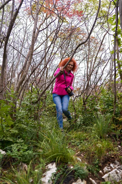 Curly Readhead Tourist Woman Camera Hiking Climbing Steep Path Mountains — Stock Photo, Image