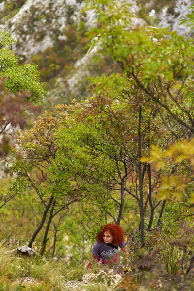 Кучеряве Читанняголова Туристична Жінка Фотоапаратом Пішки Сходження Крутому Шляху Горах — стокове фото