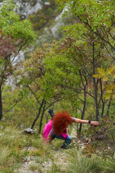 Кучеряве Читанняголова Туристична Жінка Фотоапаратом Пішки Сходження Крутому Шляху Горах — стокове фото