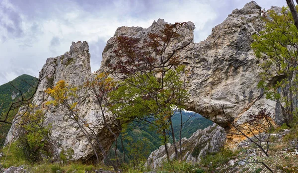 Landschaft Mit Bergen Durch Ein Natürliches Felsportal Und Brücke Gesehen lizenzfreie Stockfotos