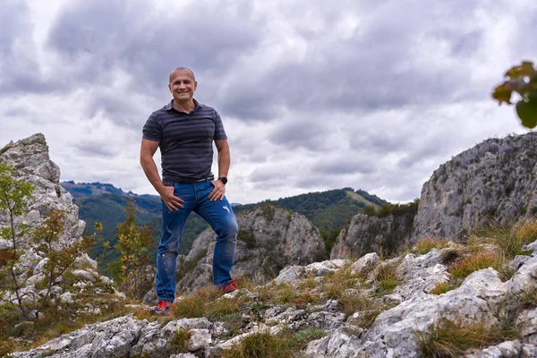 Atletische Man Top Van Rotsachtige Bergen — Stockfoto