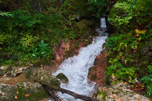 Correntes Rio Com Água Corrente Rápida Nas Montanhas Após Chuva — Fotografia de Stock