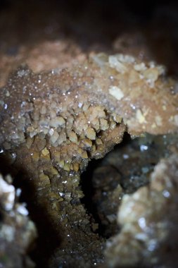 Terk edilmiş bir madendeki mağaranın çeşitli dalgasındaki kristaller.