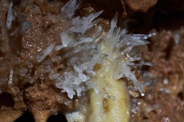 Terk edilmiş bir madendeki mağaranın çeşitli dalgasındaki kristaller.