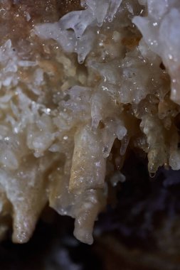 Terk edilmiş bir madendeki mağaranın çeşitli dalgasındaki kristaller.