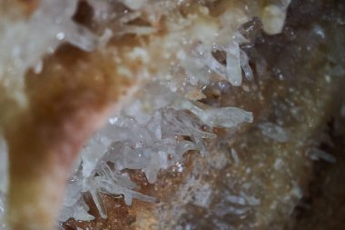 Terk edilmiş bir madendeki mağaranın çeşitli dalgasındaki kristaller.