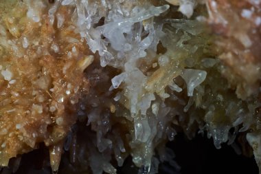 Terk edilmiş bir madendeki mağaranın çeşitli dalgasındaki kristaller.