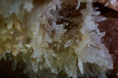 Terk edilmiş bir madendeki mağaranın çeşitli dalgasındaki kristaller.