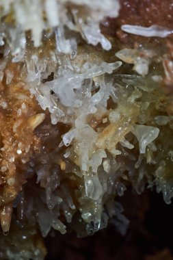 Terk edilmiş bir madendeki mağaranın çeşitli dalgasındaki kristaller.