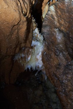 Terk edilmiş bir madendeki mağaranın çeşitli dalgasındaki kristaller.