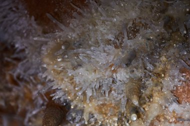 Terk edilmiş bir madendeki mağaranın çeşitli dalgasındaki kristaller.