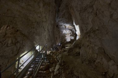 Kireçtaşı dağlarında çeşitli dalgalanıklar olan mağara