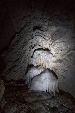 Kireçtaşı dağlarında çeşitli dalgalanıklar olan mağara