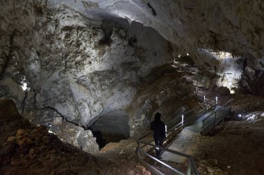 Kireçtaşı dağlarında çeşitli dalgalanıklar olan mağara