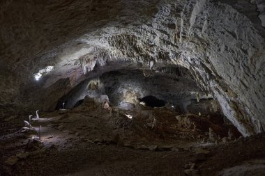 Kireçtaşı dağlarında çeşitli dalgalanıklar olan mağara