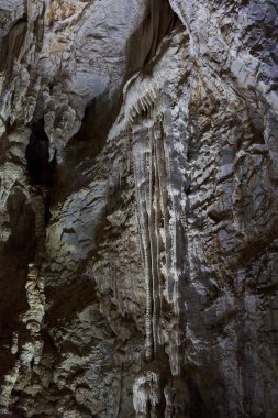 Kireçtaşı dağlarında çeşitli dalgalanıklar olan mağara