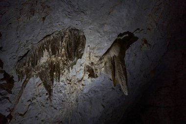 Kireçtaşı dağlarında çeşitli dalgalanıklar olan mağara