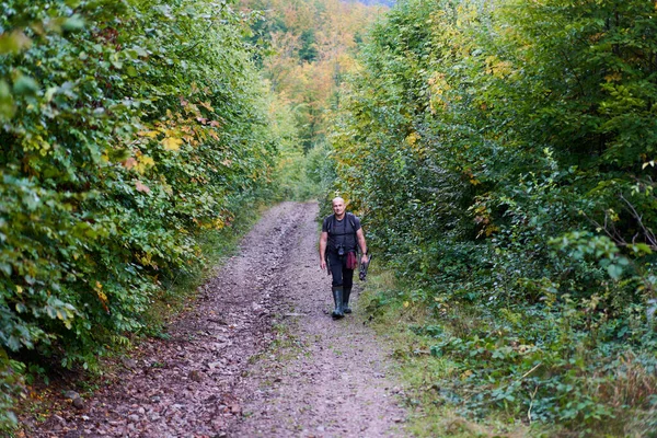 Profesyonel Doğa Fotoğrafçısı Dağ Ormanlarında Kamera Sırt Çantasıyla Yürüyüş Yapıyor — Stok fotoğraf