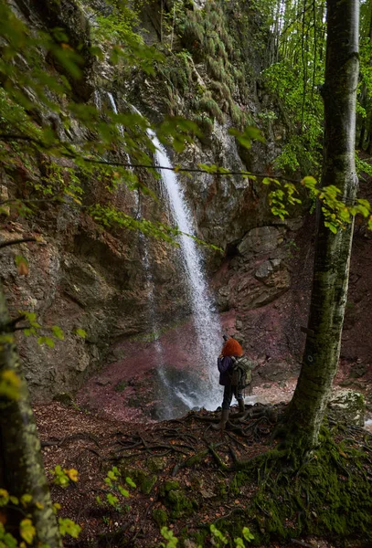 Mulher Fotógrafo Natureza Com Mochila Câmera Caminhadas Por Uma Cachoeira — Fotografia de Stock