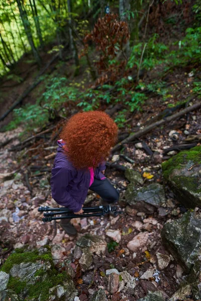 Mulher Ruiva Com Cabelo Encaracolado Câmera Caminhadas Uma Trilha Floresta — Fotografia de Stock