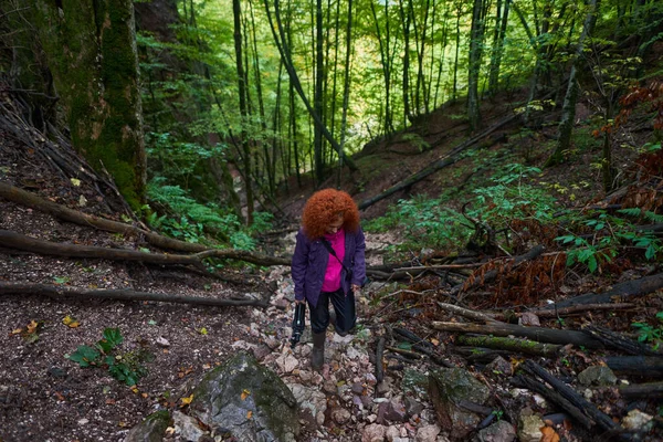 Mulher Ruiva Com Cabelo Encaracolado Câmera Caminhadas Uma Trilha Floresta — Fotografia de Stock