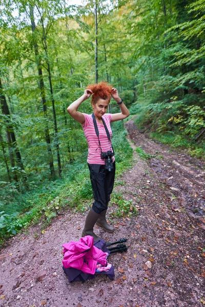 Mulher Com Cabelo Encaracolado Fotógrafo Natureza Caminhadas Nas Florestas Montanha — Fotografia de Stock