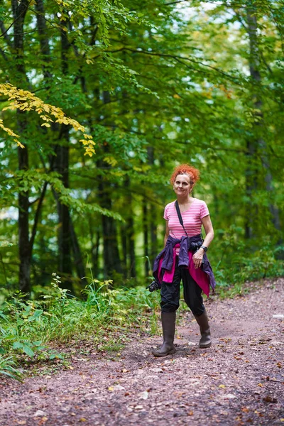 Žena Kudrnatými Vlasy Fotografka Přírody Turistika Horských Lesích — Stock fotografie