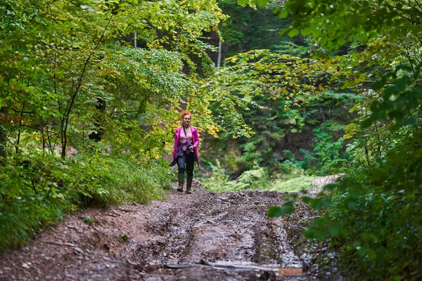 Žena Kudrnatými Vlasy Fotografka Přírody Turistika Horských Lesích — Stock fotografie