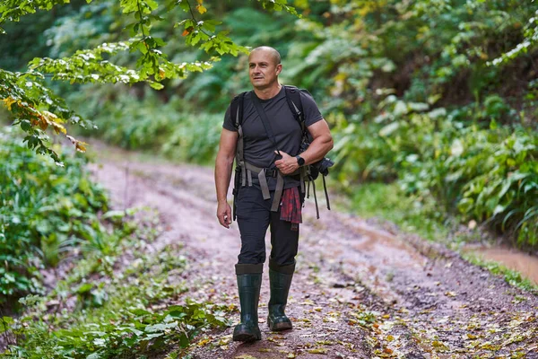 Fotógrafo Natureza Profissional Caminhando Nas Florestas Montanha Com Câmera Mochila — Fotografia de Stock