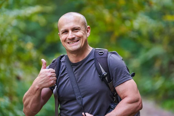 Professioneller Naturfotograf Wandert Mit Kamera Und Rucksack Den Bergwäldern — Stockfoto