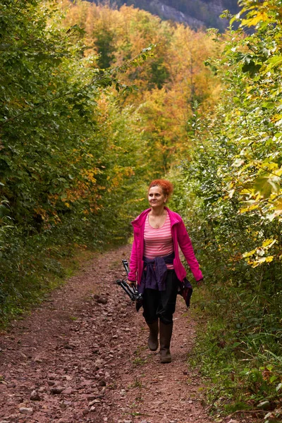 Mulher Com Cabelo Encaracolado Fotógrafo Natureza Caminhadas Nas Florestas Montanha — Fotografia de Stock