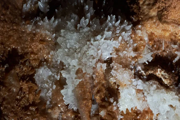放棄された鉱山の洞窟の中のさまざまな洞窟の中の結晶 — ストック写真