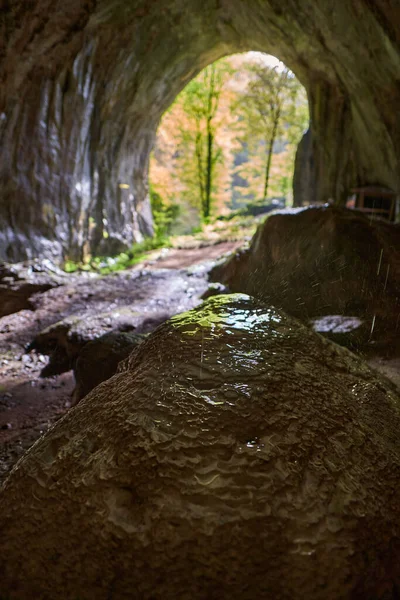 石灰岩山上有各种尖塔的洞穴 — 图库照片