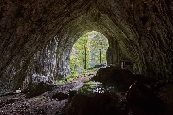 Kireçtaşı Dağlarında Çeşitli Dalgalanıklar Olan Mağara — Stok fotoğraf